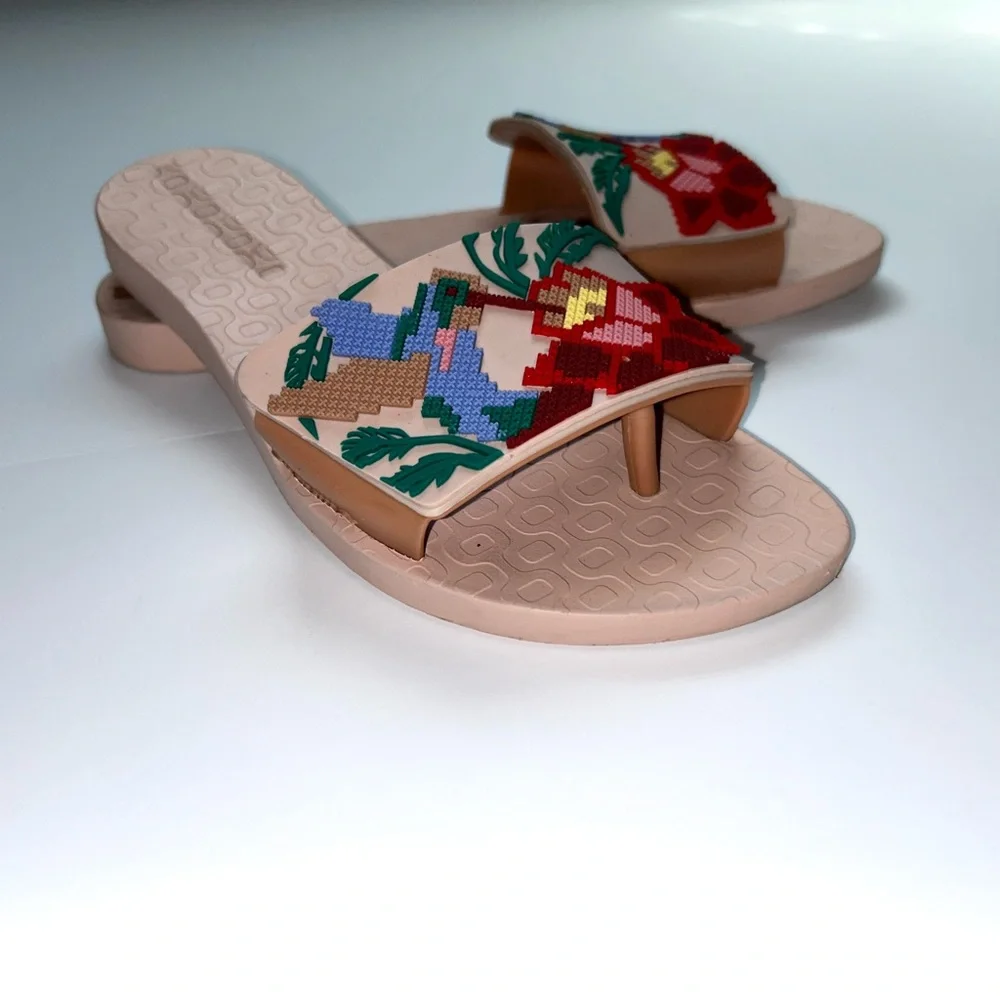 Ipanema Slip on Sandals Thongs Beige Floral Flip-flops Beach Vacation-wear‎ 38EU